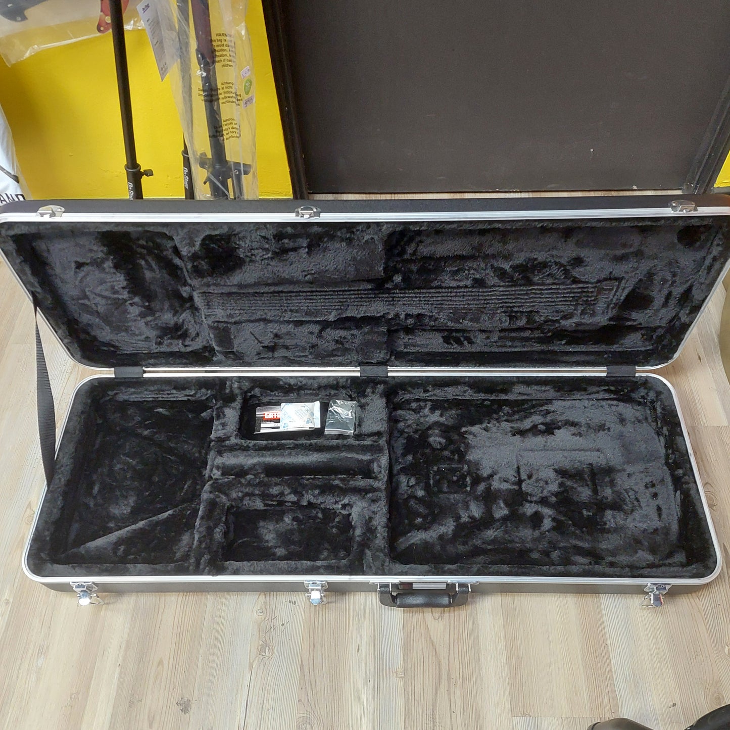 Road Runner Electric Guitar Case - Black (USED)