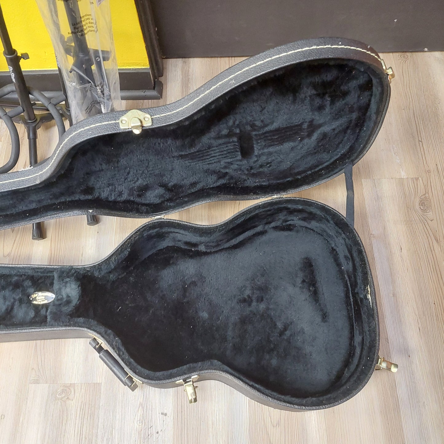 Dreadnought Acoustic Guitar Case Hard Case - Black (USED) "Has Minor Body Damage"