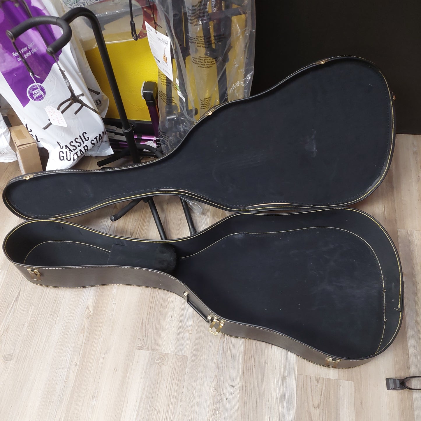 Acoustic Guitar Chipboard Case - Black (USED)