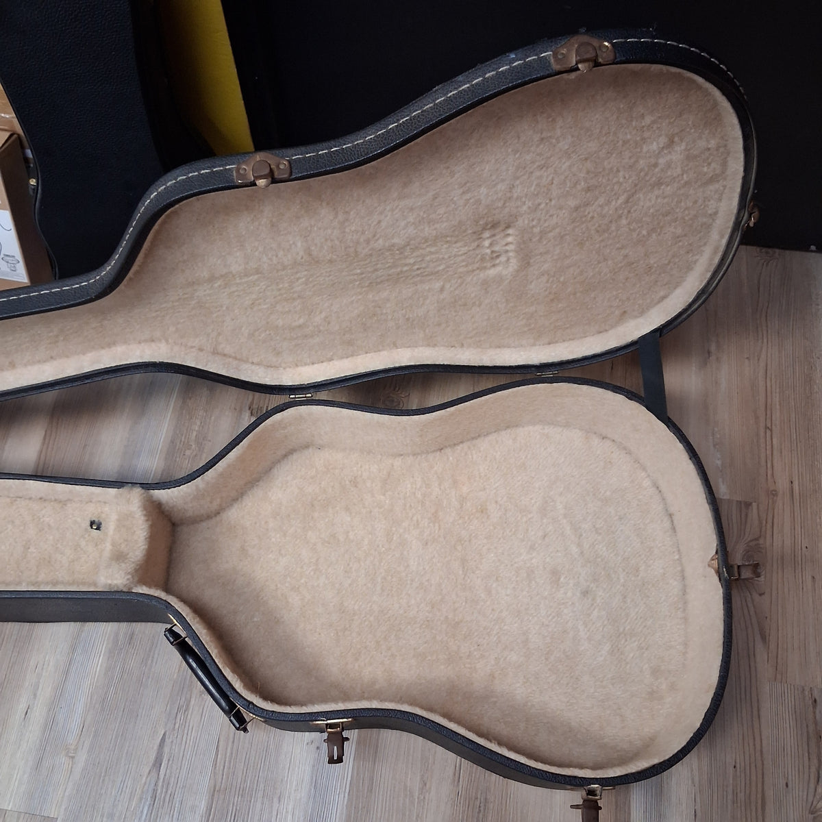 Vintage Alvarez 12-String Acoustic Guitar Hard Case - Black (USED)