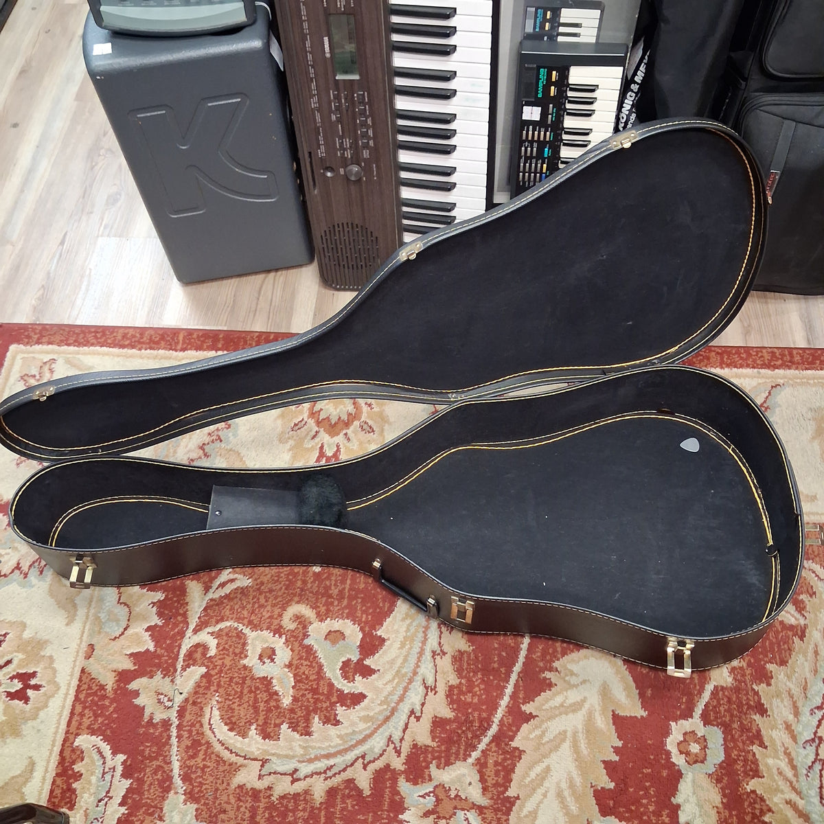 Acoustic Guitar Chipboard Case - Black (USED)