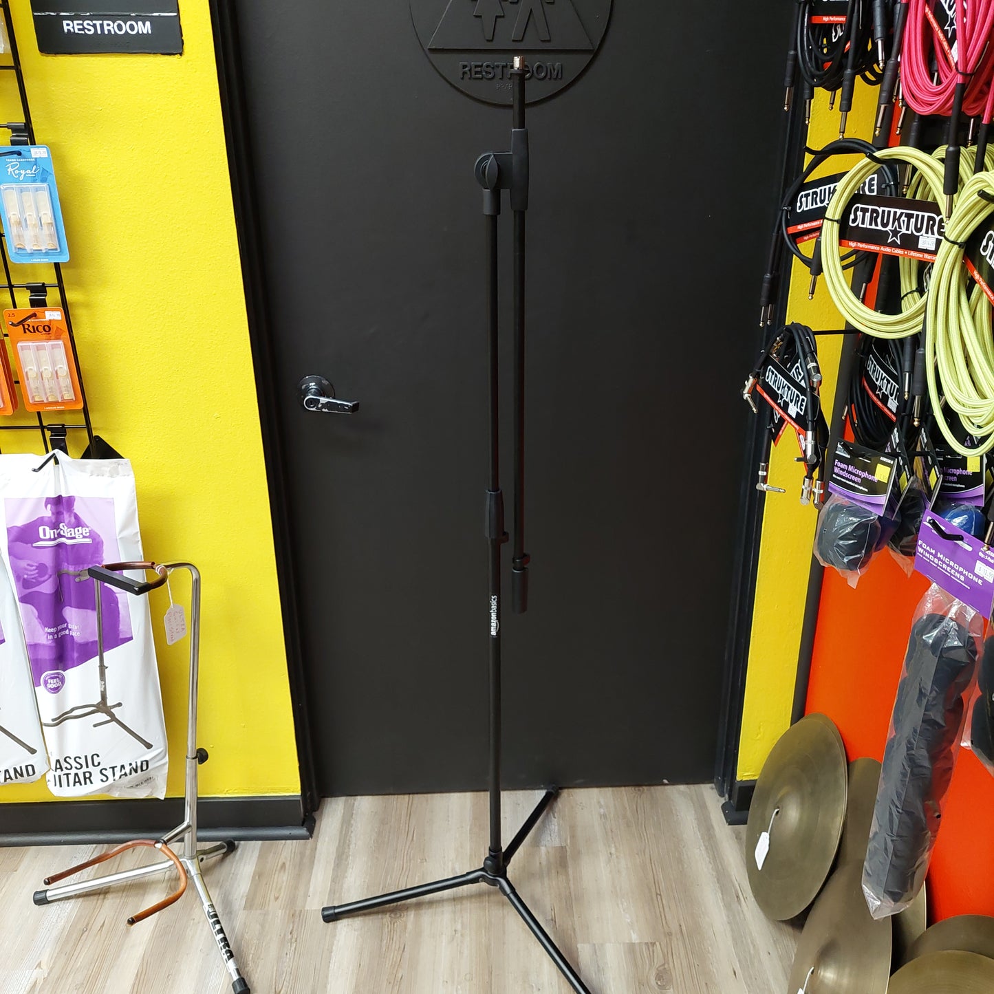 Amazon Basics Microphone Stand (USED)