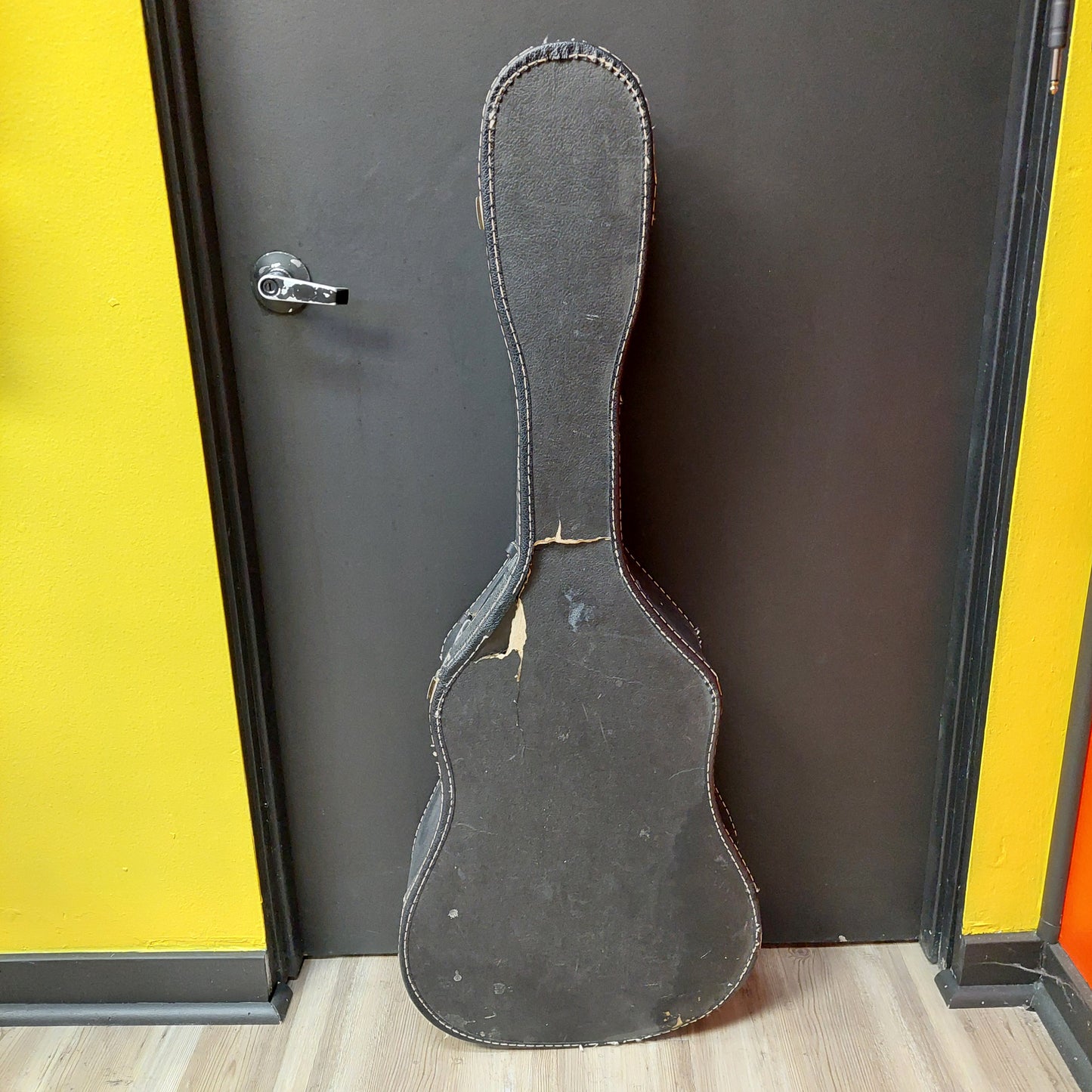 Acoustic Guitar Chipboard Case - Black (USED)