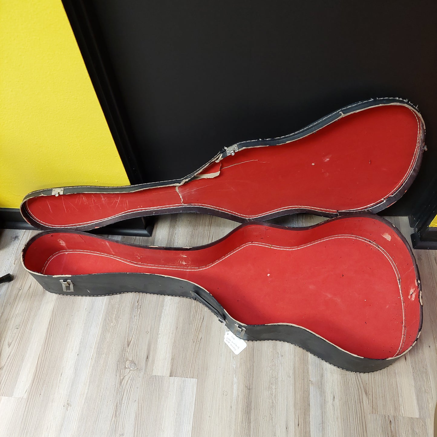 Acoustic Guitar Chipboard Case - Black (USED)