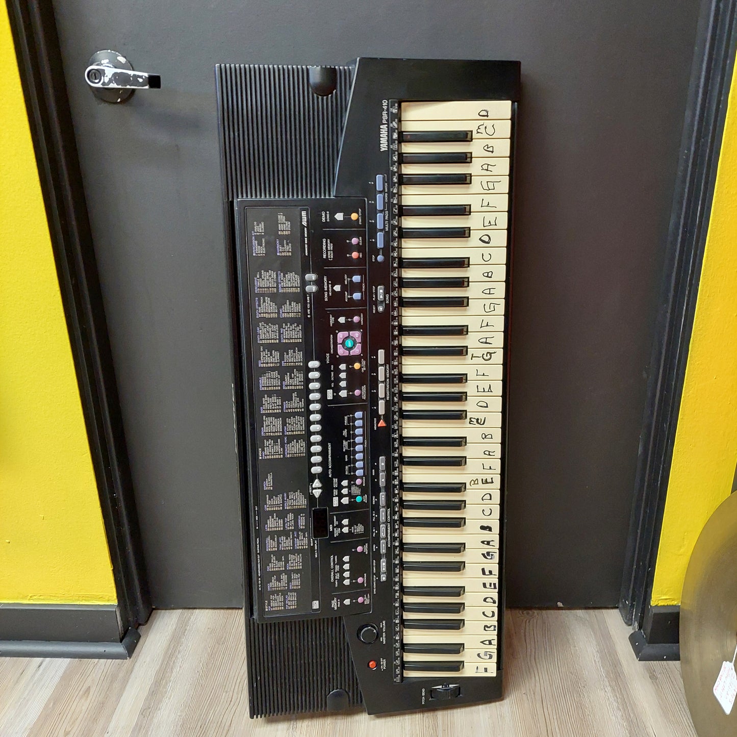 Yamaha PSR-410 Keyboard 61-Key w/ Yamaha Gig Bag (USED) "Missing Battery Cover"