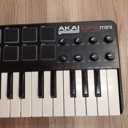AKAI MPK mini Midi Keyboard w/ USB Cable (USED) SN# 21MA1010025402589