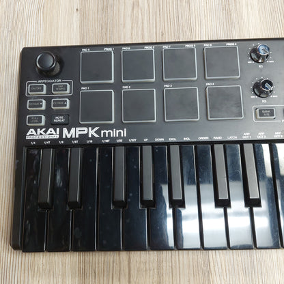 AKAI MPK mini midi Keyboard - Black (USED) SN# (21)A31904239835919
