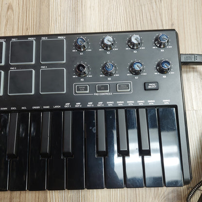 AKAI MPK mini midi Keyboard - Black (USED) SN# (21)A31904239835919