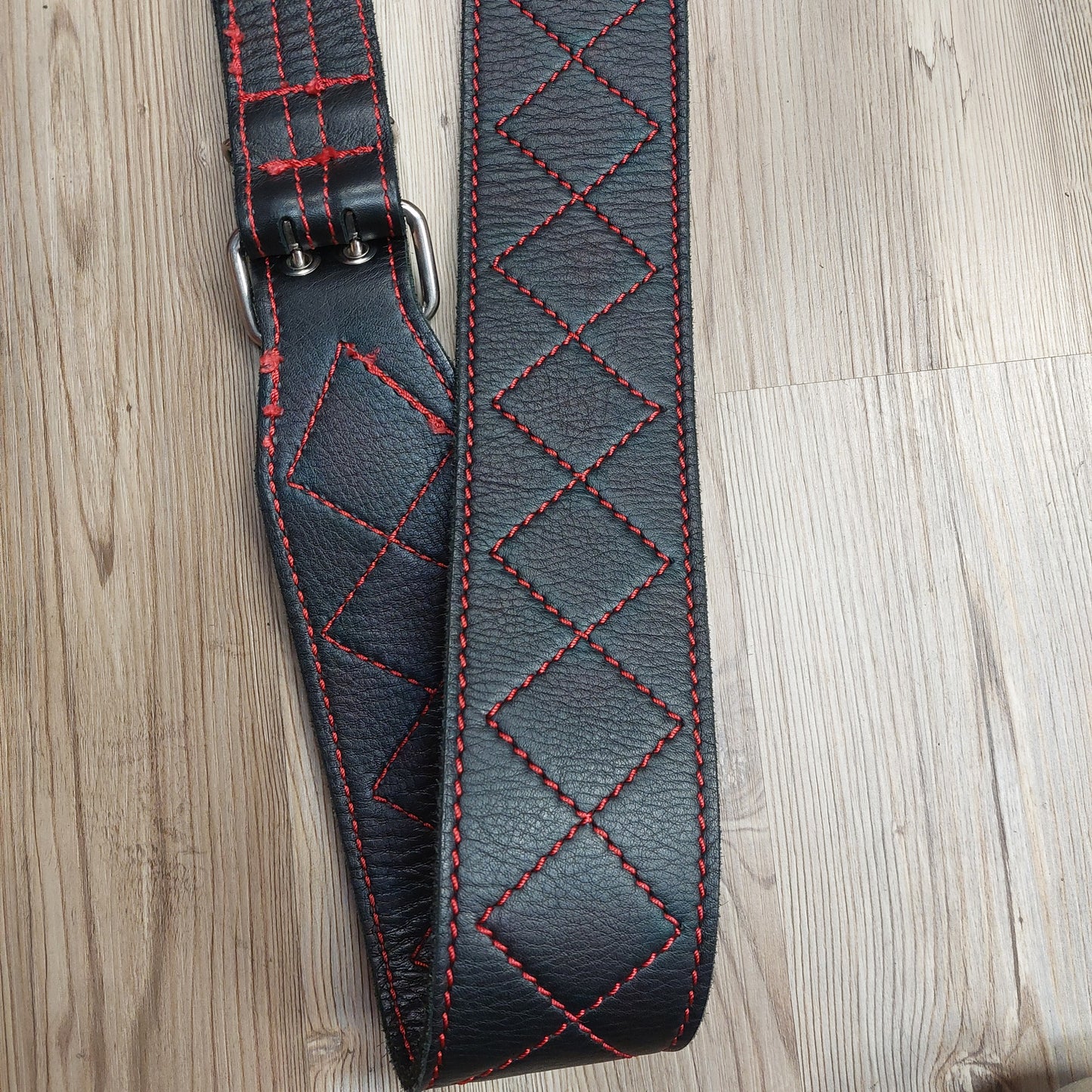 AL BANE LEATHER 3” BLACK AND RED GUITAR/BASS STRAP (USED)