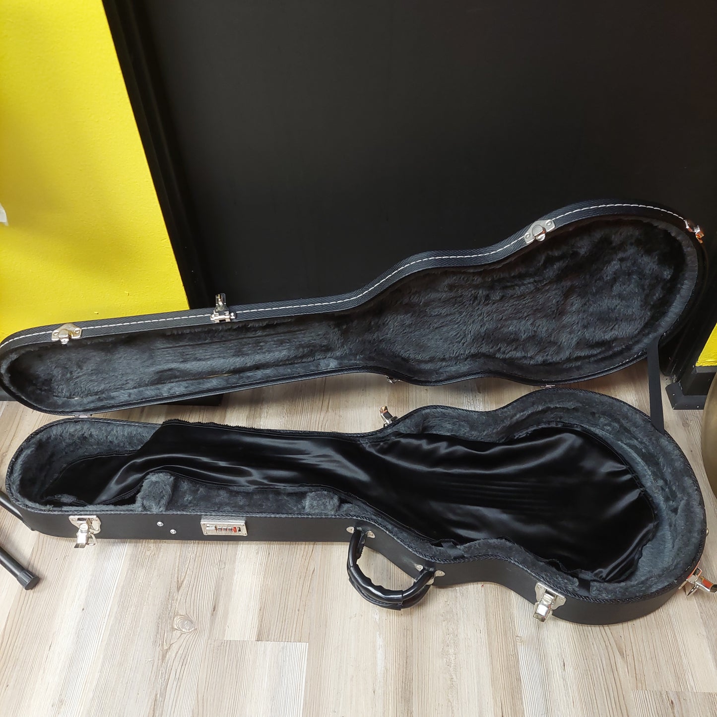 2003 Gibson Les Paul Studio Electric Guitar - Wine Red, Gold Hardware w/ Gibson Case "Made In USA" SN# 01643544
