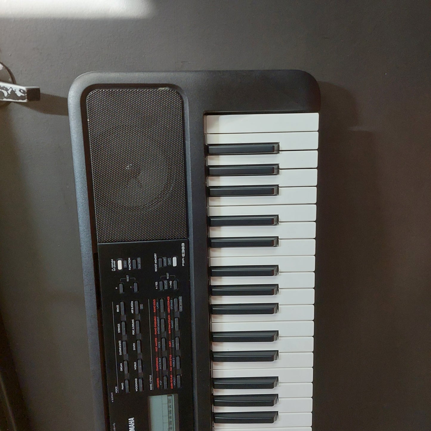 Yamaha PSR-E383 61-Key Portable Keyboard - Black (USED)