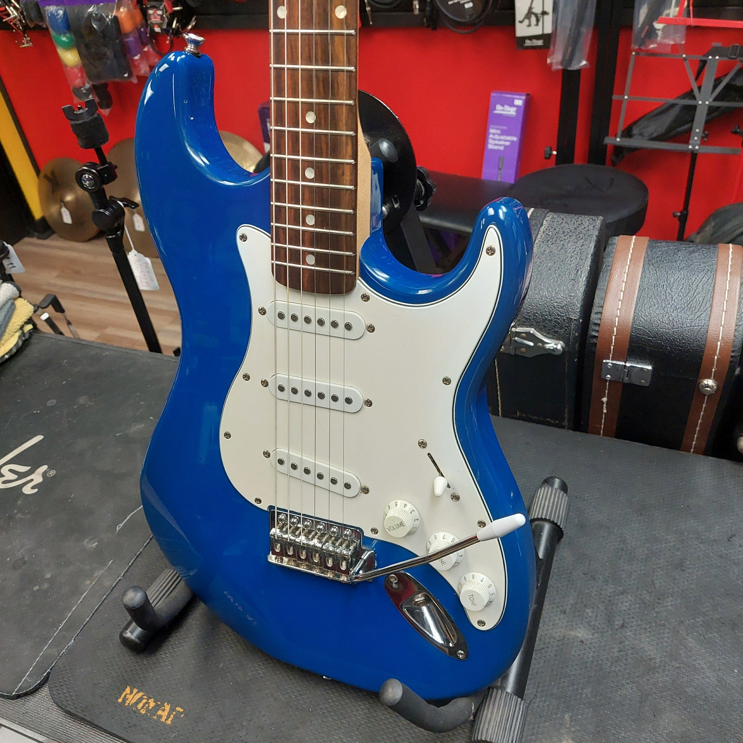 Silvertone SSS Strat Electric Guitar - Blue (USED)