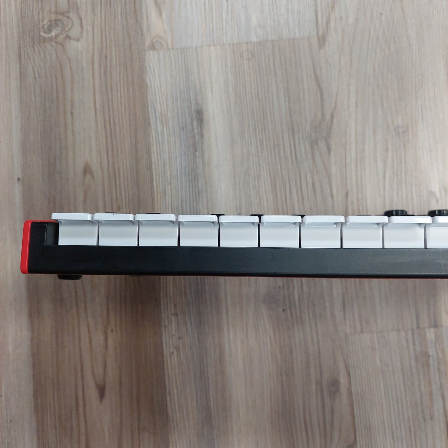 AKAI MPK mini 25-Key Midi Controller w/ Original Box  SN# (21)A12005248726265