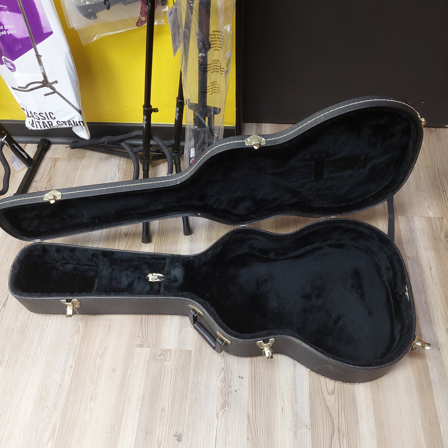 Dreadnought Acoustic Guitar Case Hard Case - Black (USED) "Has Minor Body Damage"