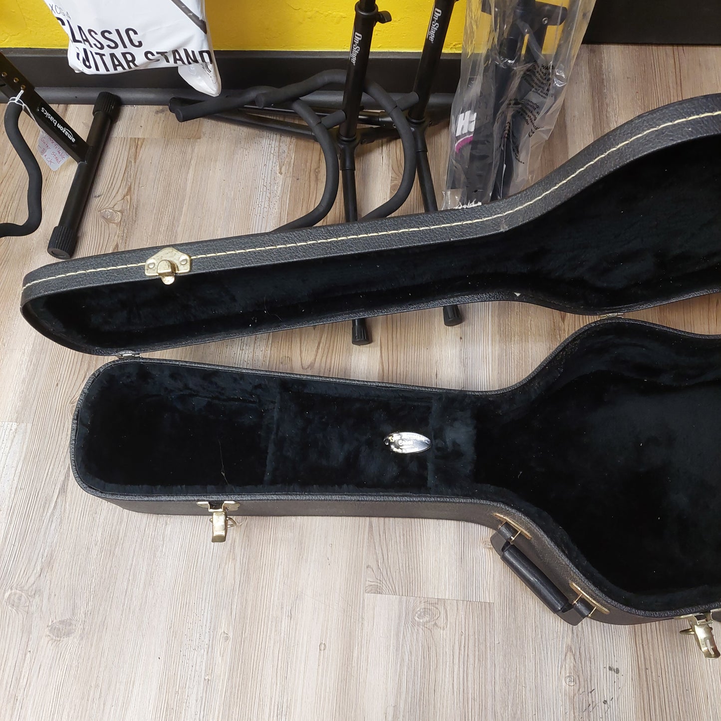 Dreadnought Acoustic Guitar Case Hard Case - Black (USED) "Has Minor Body Damage"