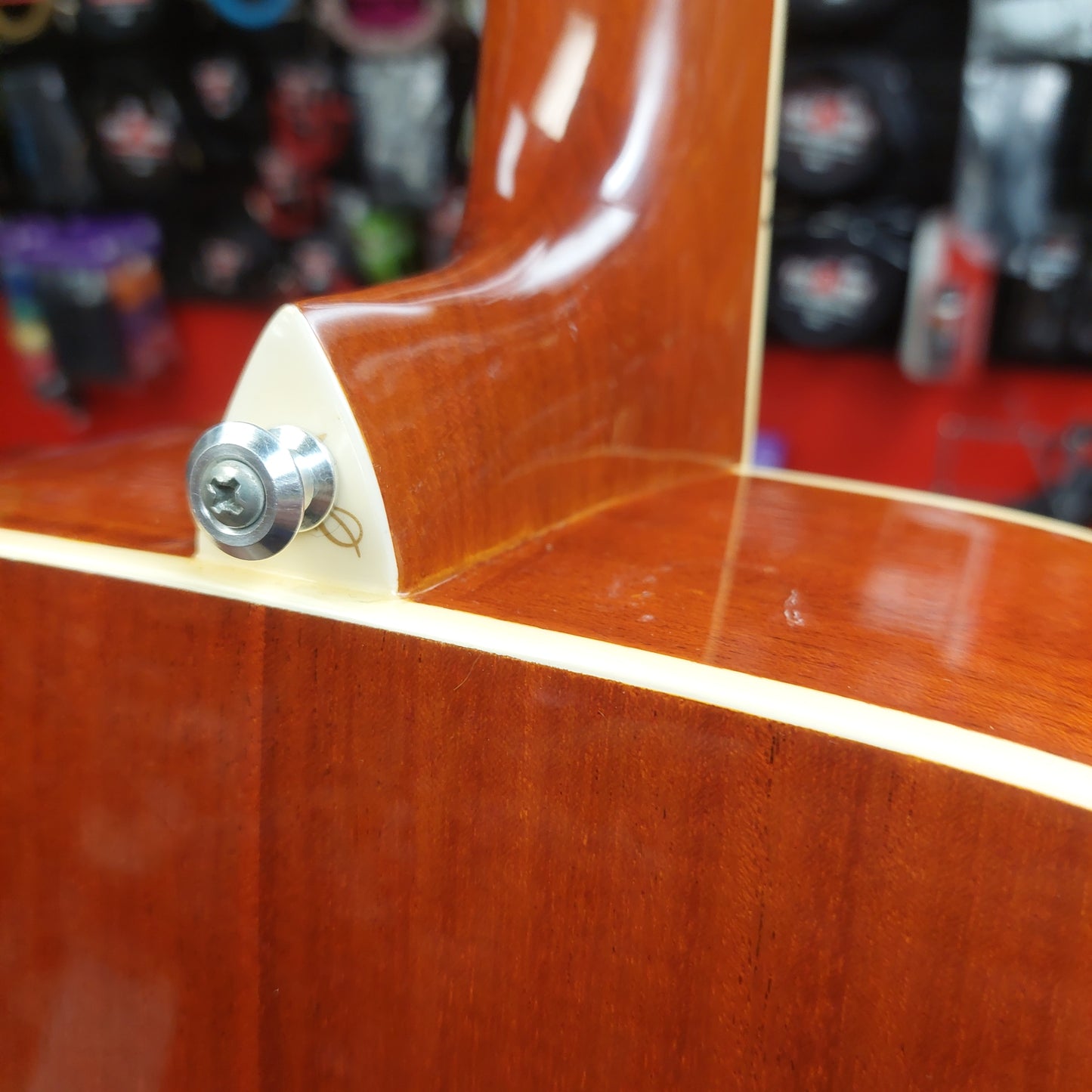 2004 Washburn D9C Acoustic Guitar - Natural SN# FC040701302