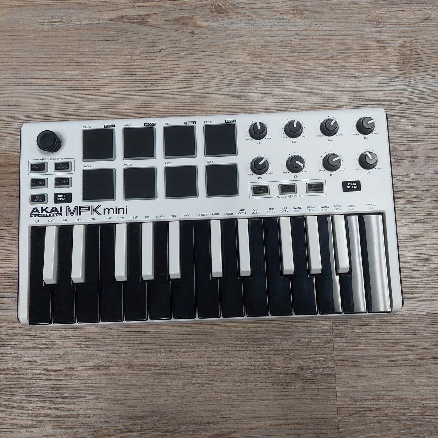 AKAI MPK mini Keyboard - White  SN# (21)A31708221743061 (USED)