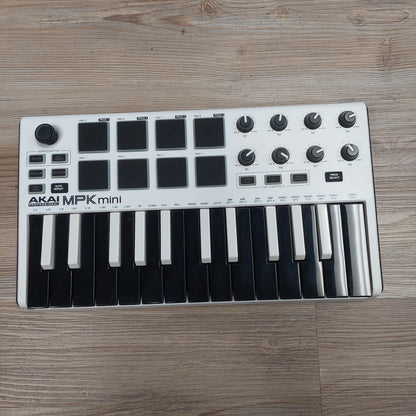 AKAI MPK mini Keyboard - White  SN# (21)A31708221743061 (USED)