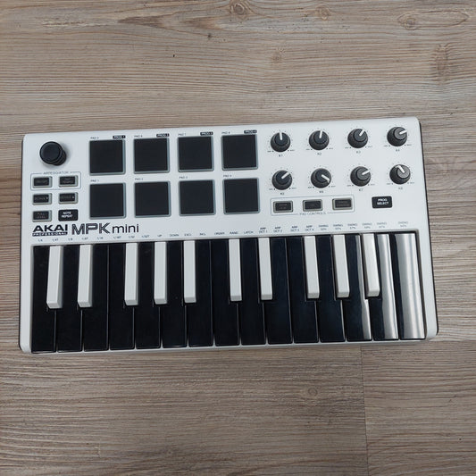 AKAI MPK mini Keyboard - White  SN# (21)A31708221743061 (USED)