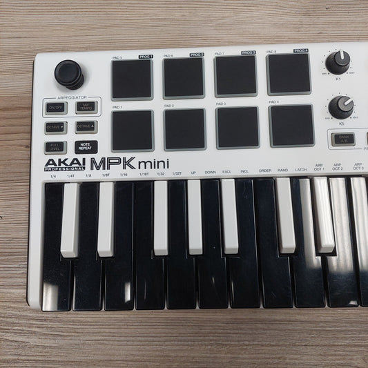 AKAI MPK mini Keyboard - White  SN# (21)A31708221743061 (USED)