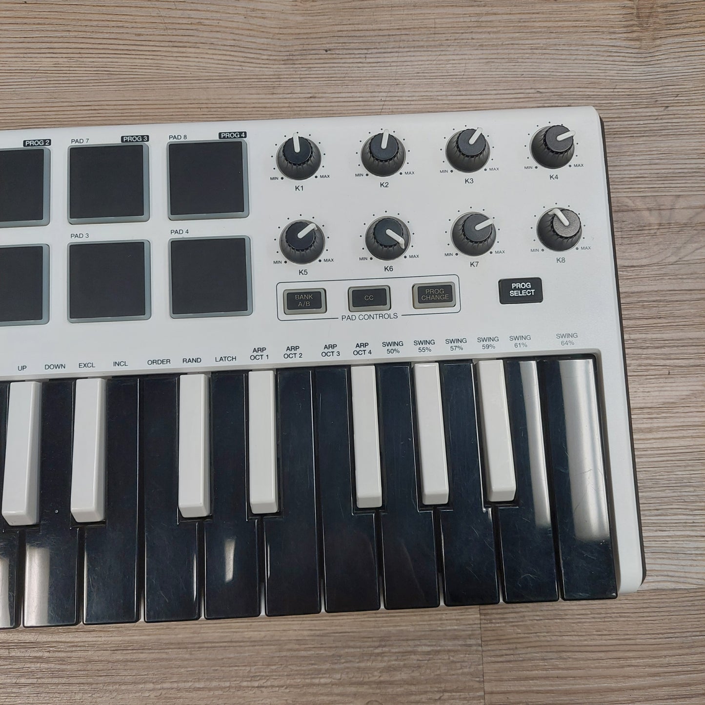 AKAI MPK mini Keyboard - White  SN# (21)A31708221743061 (USED)