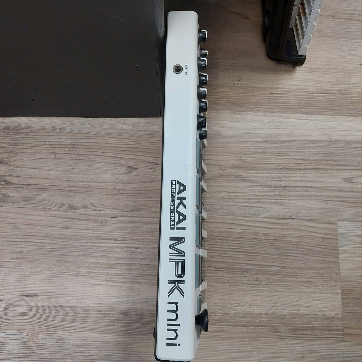 AKAI MPK mini Keyboard - White  SN# (21)A31708221743061 (USED)