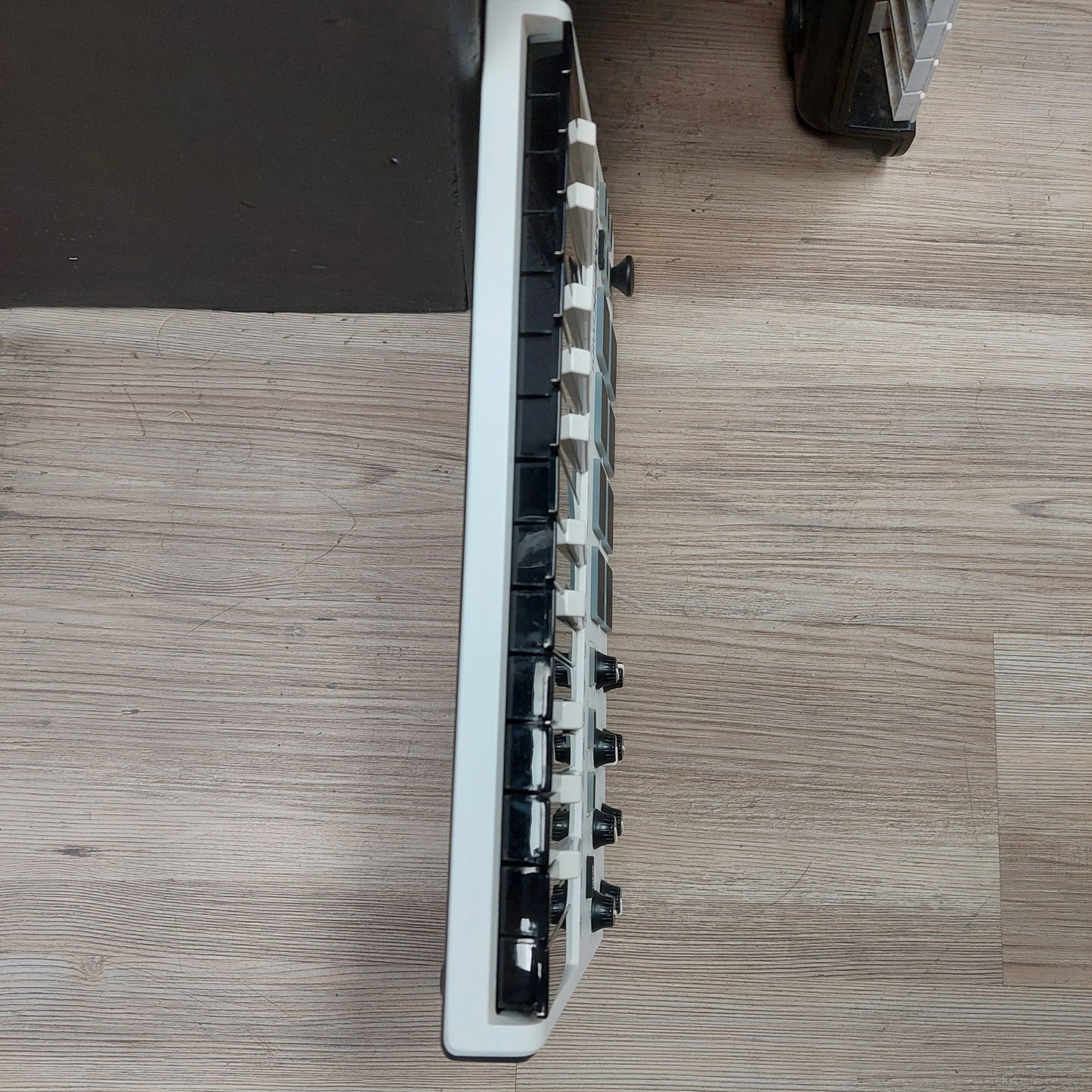 AKAI MPK mini Keyboard - White  SN# (21)A31708221743061 (USED)