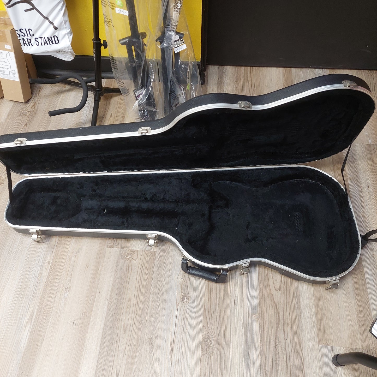 1990's Fender Molded Stratocaster/Telecaster Hard Case (USED)