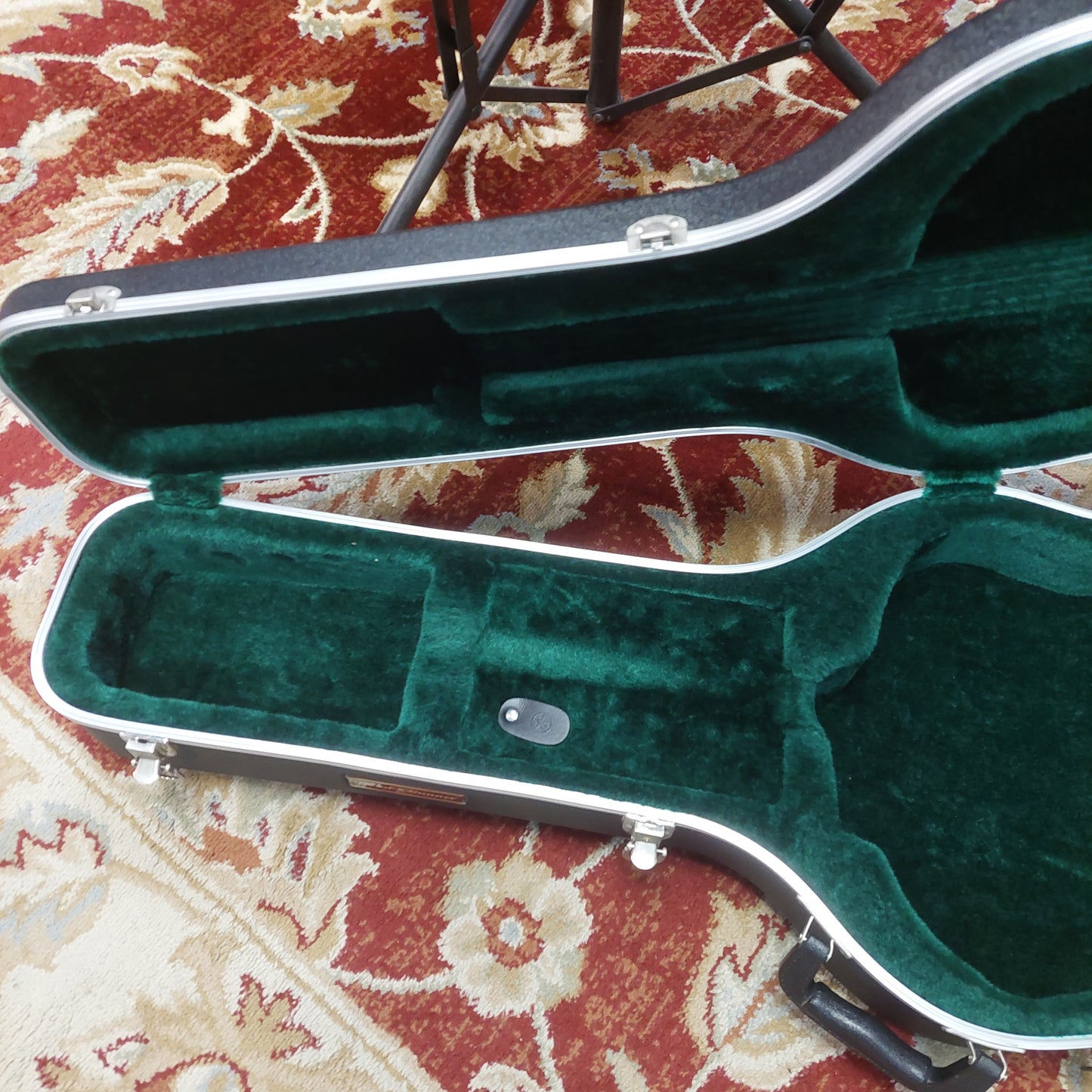 Road Runner Acoustic Guitar Hard Case - Black w/ Keys (USED)
