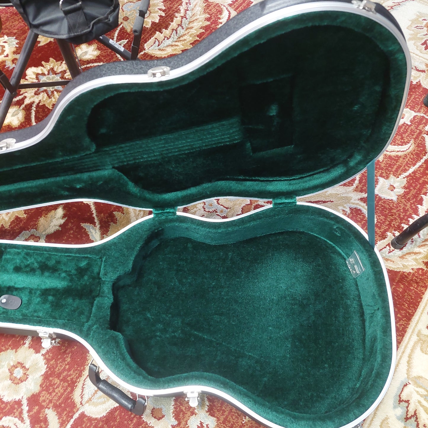 Road Runner Acoustic Guitar Hard Case - Black w/ Keys (USED)