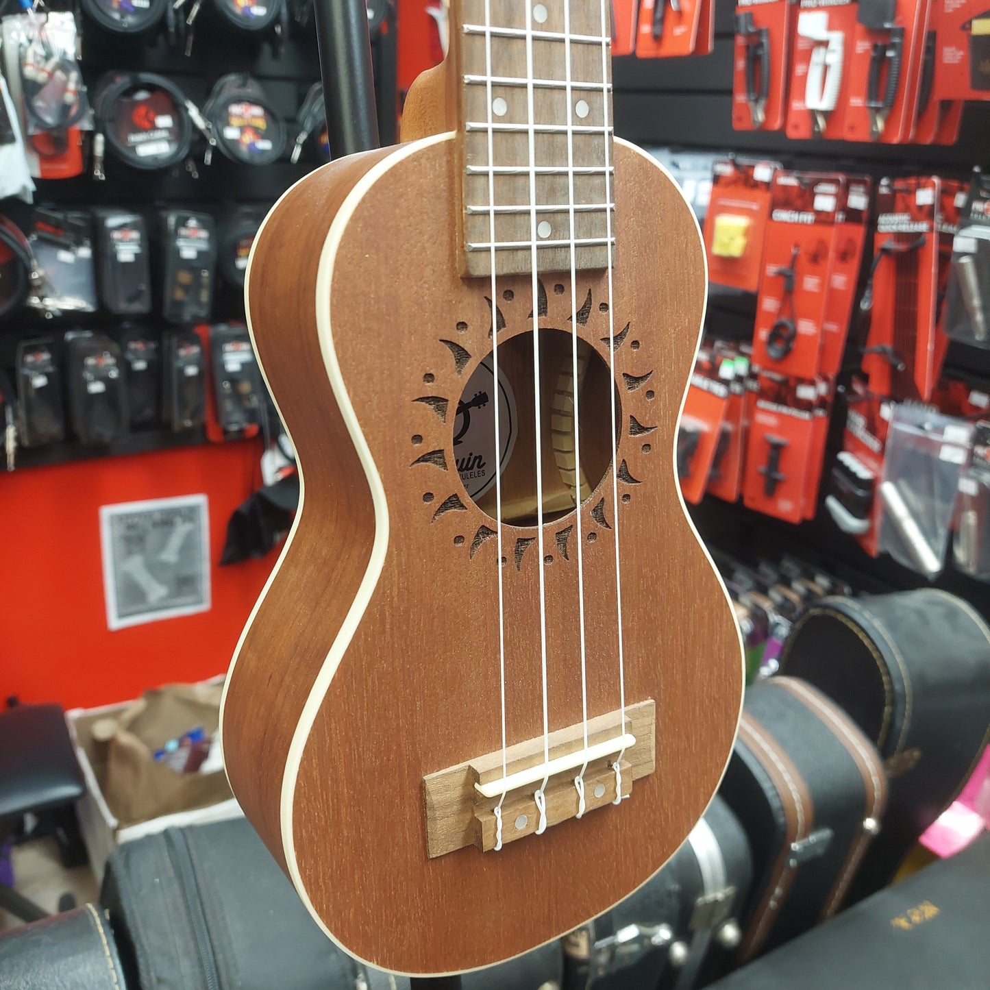 Penguin PGUKMPT Soprano Ukulele w/ Pinguin Gig Bag