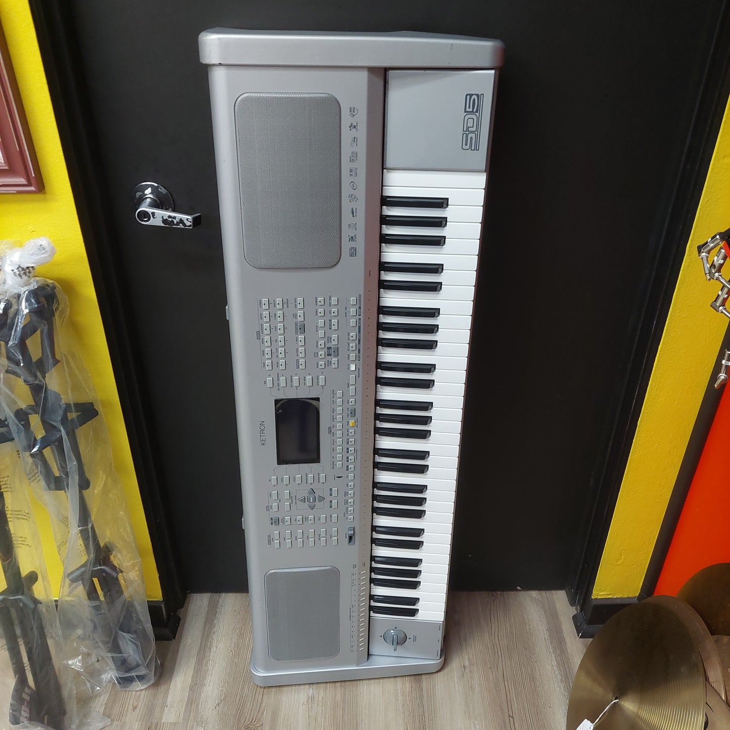 Ketron SD5 HD Digital Arranger Keyboard Workstation w/ Power Cable "No Floppy Disk" (USED) SN# B5BA20249G "Made In Italy"