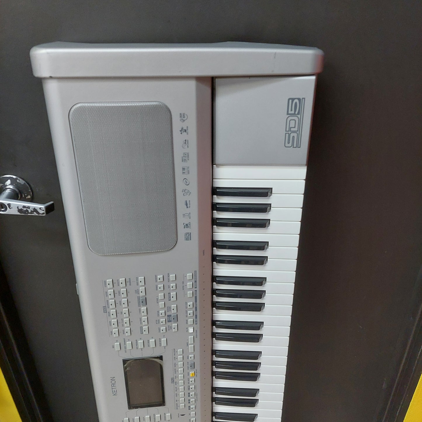 Ketron SD5 HD Digital Arranger Keyboard Workstation w/ Power Cable "No Floppy Disk" (USED) SN# B5BA20249G "Made In Italy"
