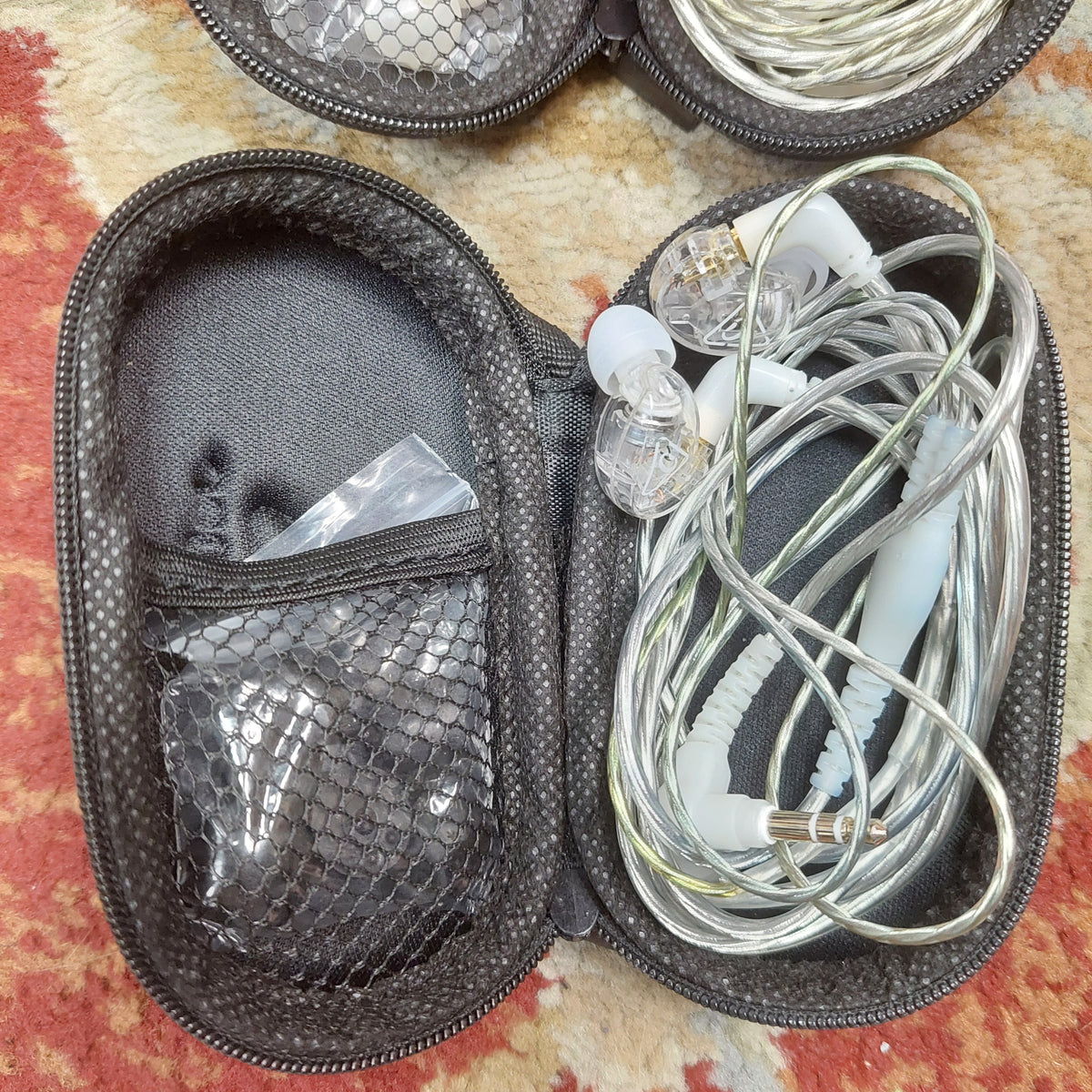Xvive u4r2 In-Ear Monitor Wireless System w/ Pouch & Two Behringer In Ear Headphones w/ Cases (USED)