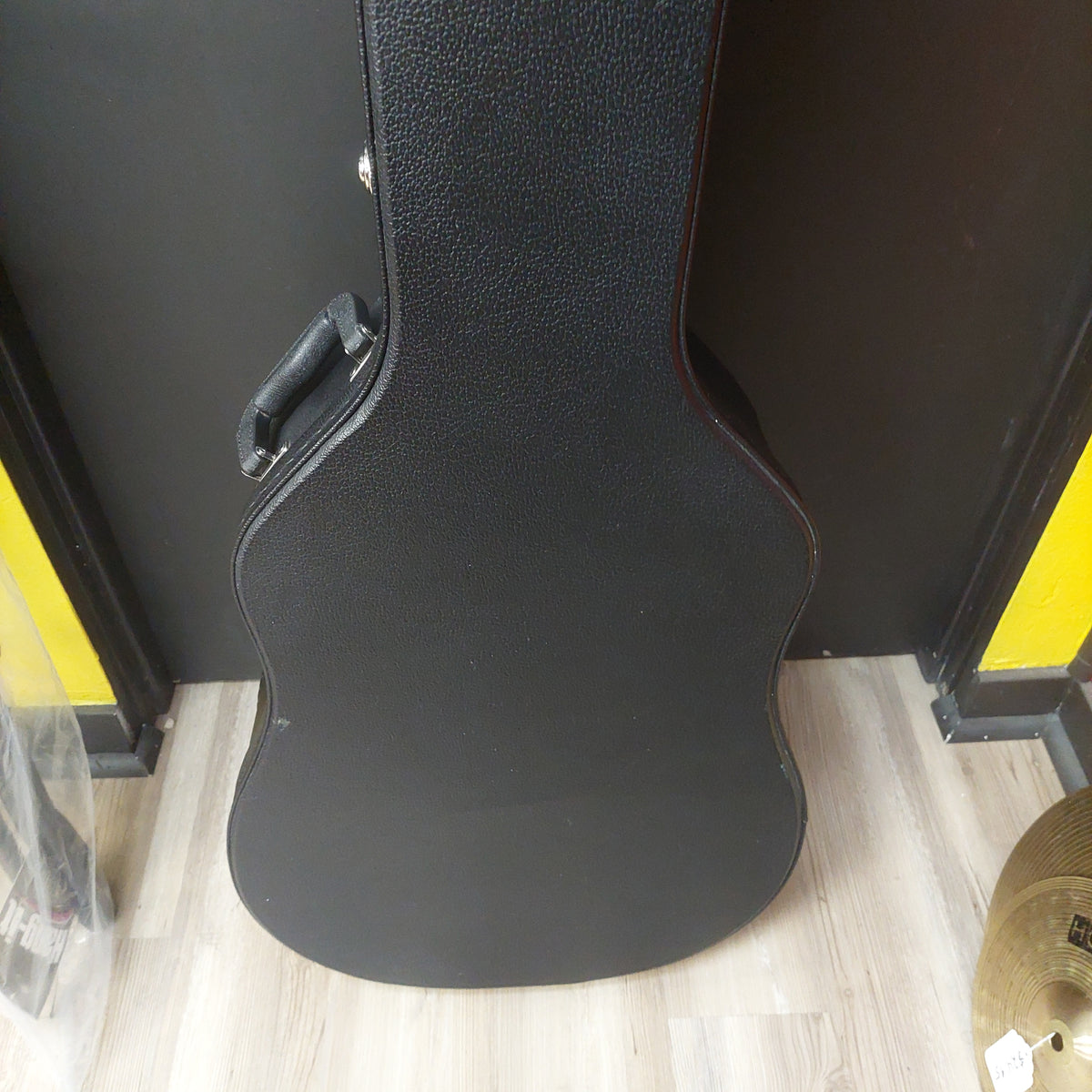 Road Runner Acoustic Guitar Hard Case - Black w/ Keys (USED)