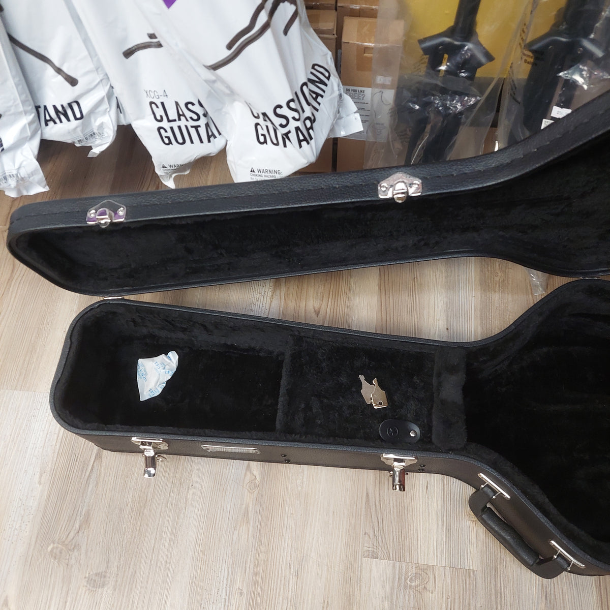 Road Runner Acoustic Guitar Hard Case - Black w/ Keys (USED)