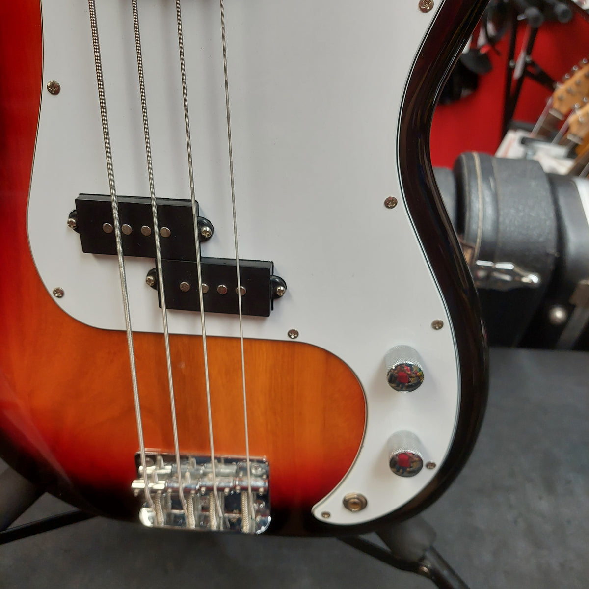 Vizcaya 4-String Bass Guitar - Sunburst (USED) "Sold As Is" Has Minor Body Damage