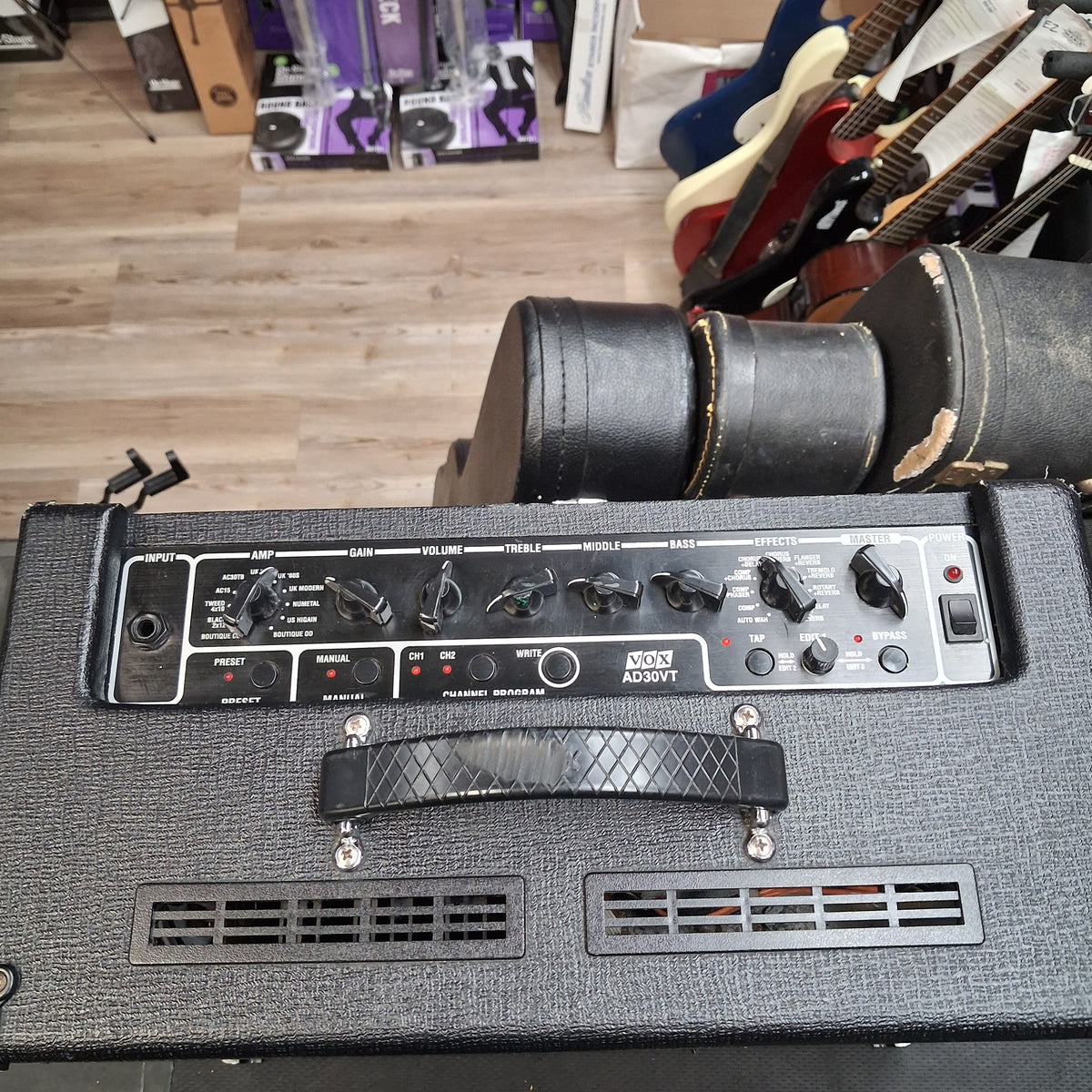 2000's Vox Valvetronix AD30VT Electric Guitar Amplifier 30-Watt, 1x10" (USED) SN# 017125