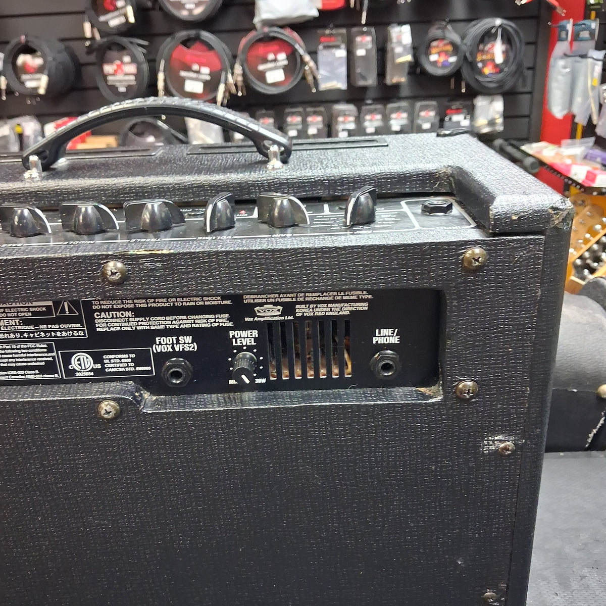 2000's Vox Valvetronix AD30VT Electric Guitar Amplifier 30-Watt, 1x10" (USED) SN# 017125