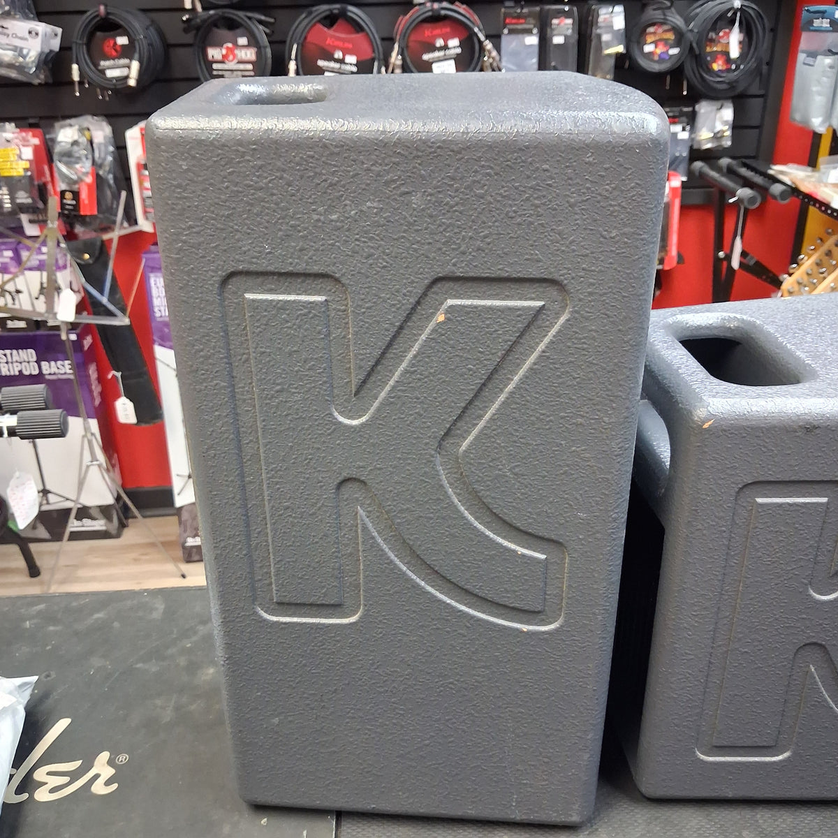 KUSTOM KPS PROFILE SYSTEM ONE 5-CHANNEL PORTABLE PA, 100W w/ DUAL 6.5” PA SPEAKERS w/ SPEAKER CABLES & POWER CABLE (USED) SN# 0251-000965 "EFFECTS NOT WORKING"