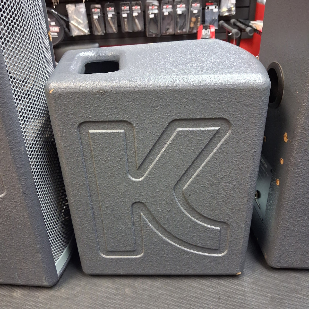 KUSTOM KPS PROFILE SYSTEM ONE 5-CHANNEL PORTABLE PA, 100W w/ DUAL 6.5” PA SPEAKERS w/ SPEAKER CABLES & POWER CABLE (USED) SN# 0251-000965 "EFFECTS NOT WORKING"