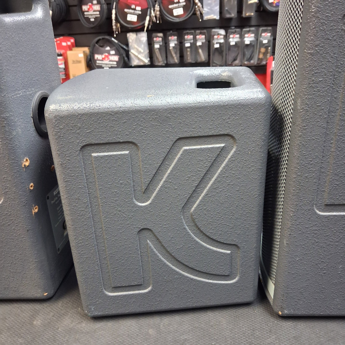 KUSTOM KPS PROFILE SYSTEM ONE 5-CHANNEL PORTABLE PA, 100W w/ DUAL 6.5” PA SPEAKERS w/ SPEAKER CABLES & POWER CABLE (USED) SN# 0251-000965 "EFFECTS NOT WORKING"