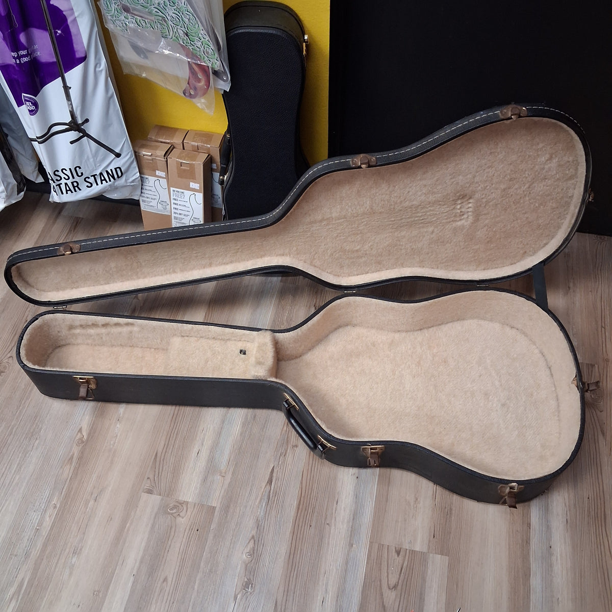 Vintage Alvarez 12-String Acoustic Guitar Hard Case - Black (USED)