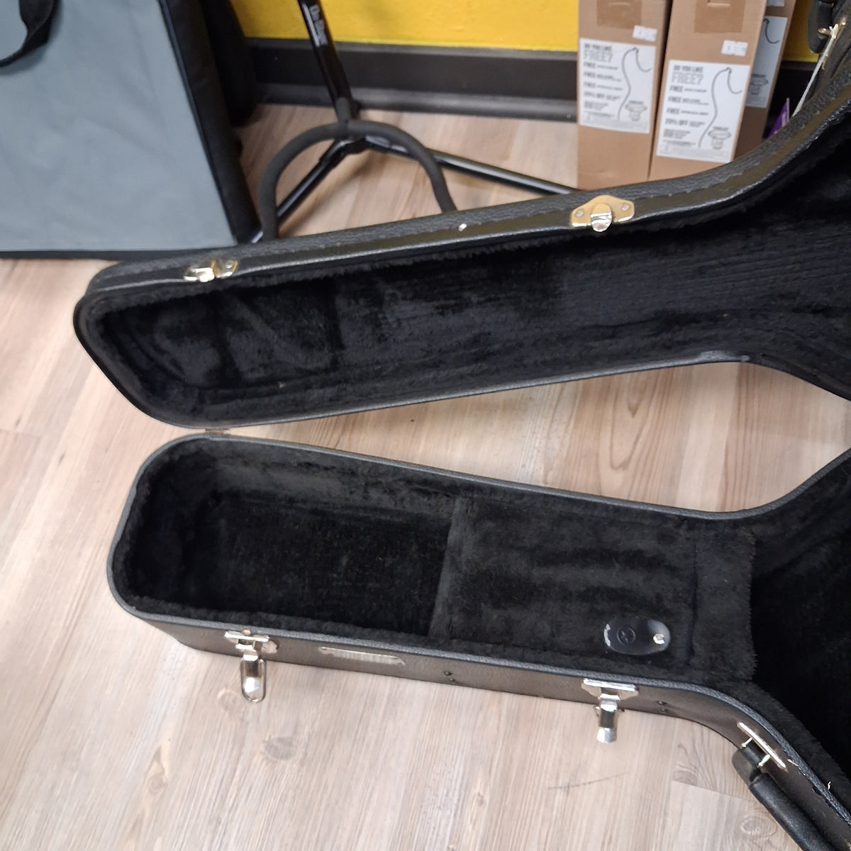 Road Runner Acoustic Guitar Hard Case - Black (USED)